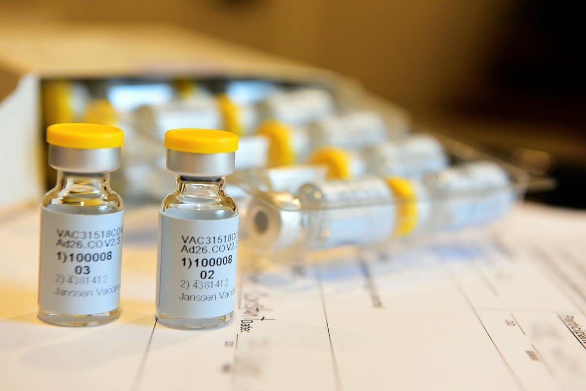 J&J suspende pruebas de su vacuna