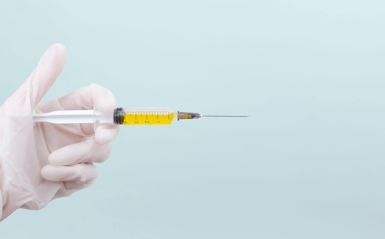 Convertida en el gran desafío global, ¿por qué se trabó la producción de vacunas?