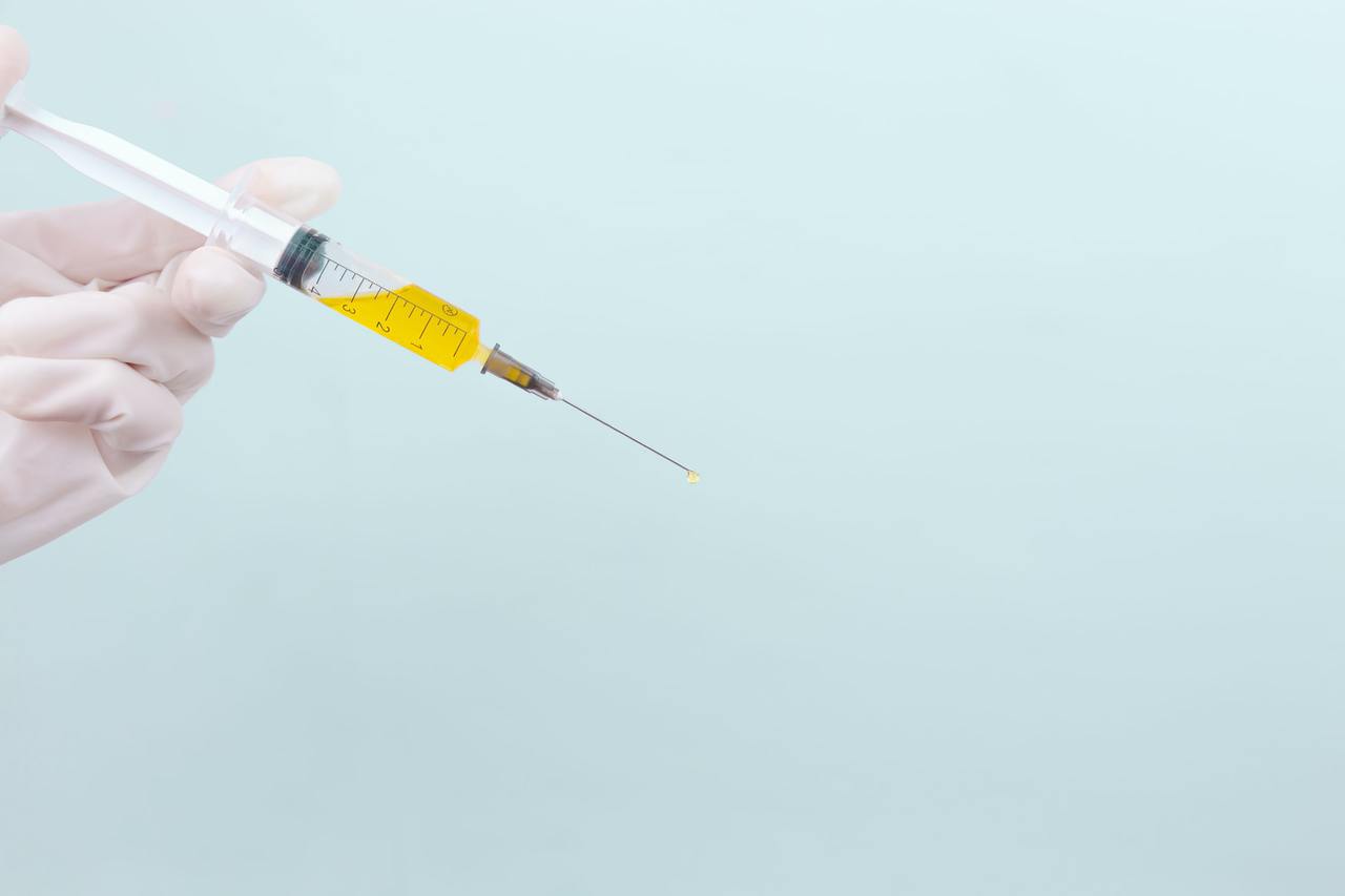Recomiendan en EE.UU. detener el uso de la vacuna de Johnson & Johnson tras seis casos de coágulos sanguíneos