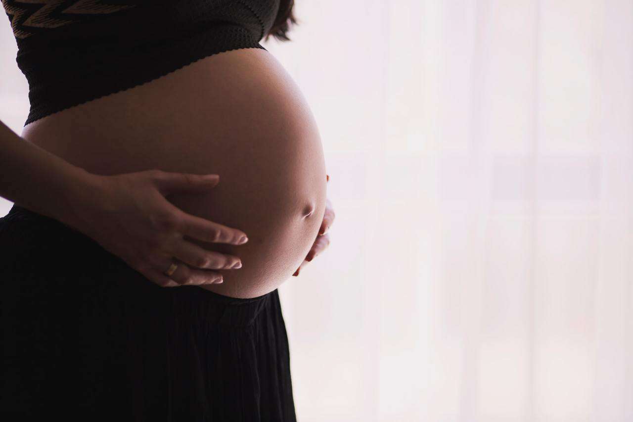Las embarazadas con Covid tienen un riesgo 50% mayor de complicaciones maternas y neonatales graves