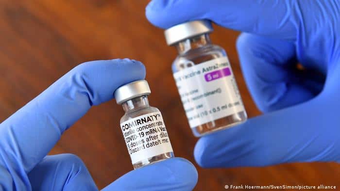 Evalúan combinar vacunas por la demora de Rusia para entregar la segunda dosis