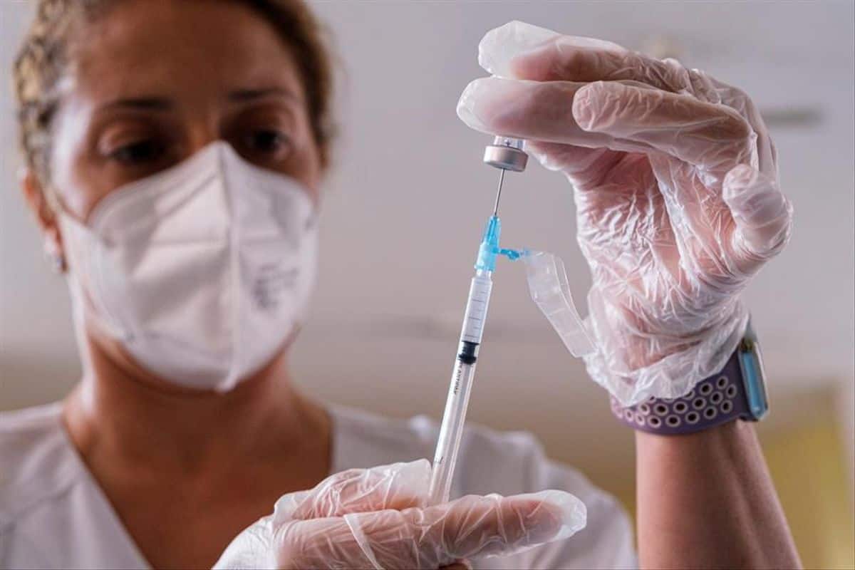 Vacunación y cuidados preventivos, las claves para protegerse de la nueva variante del virus