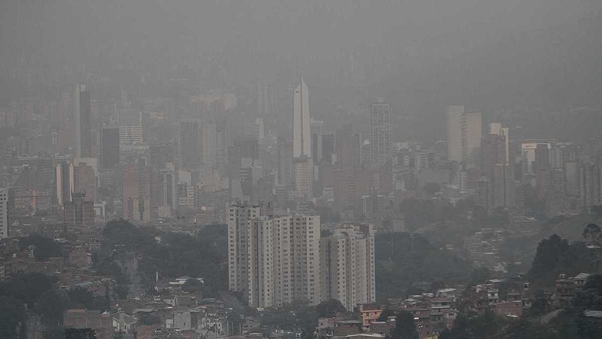 Vivir en ciudades con el aire contaminado aumenta el riesgo de sufrir COVID-19 grave