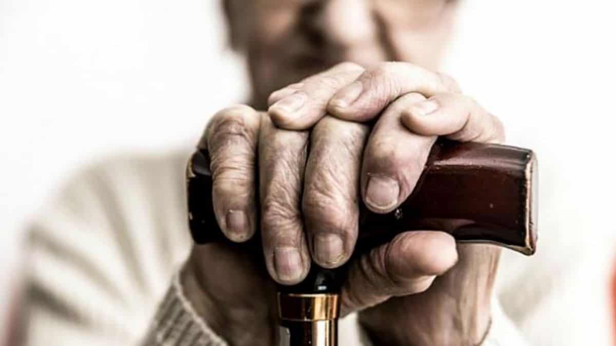 En alerta por la ómicron, la OMS recomienda a los mayores de 60 años que no realicen viajes