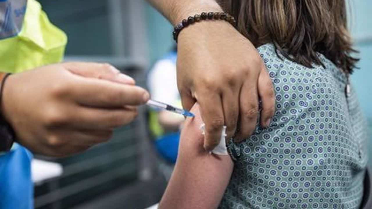 Advierten que hay pocos chicos vacunados para enfrentar el brote de ómicron