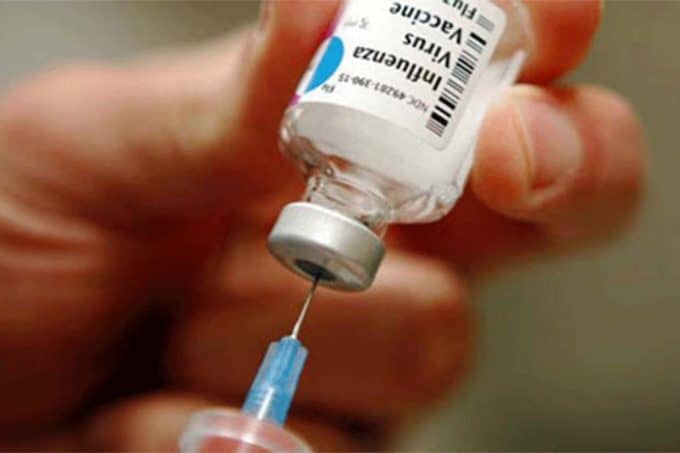 Buscan avanzar de forma simultánea con las vacunas contra el Covid y la gripe