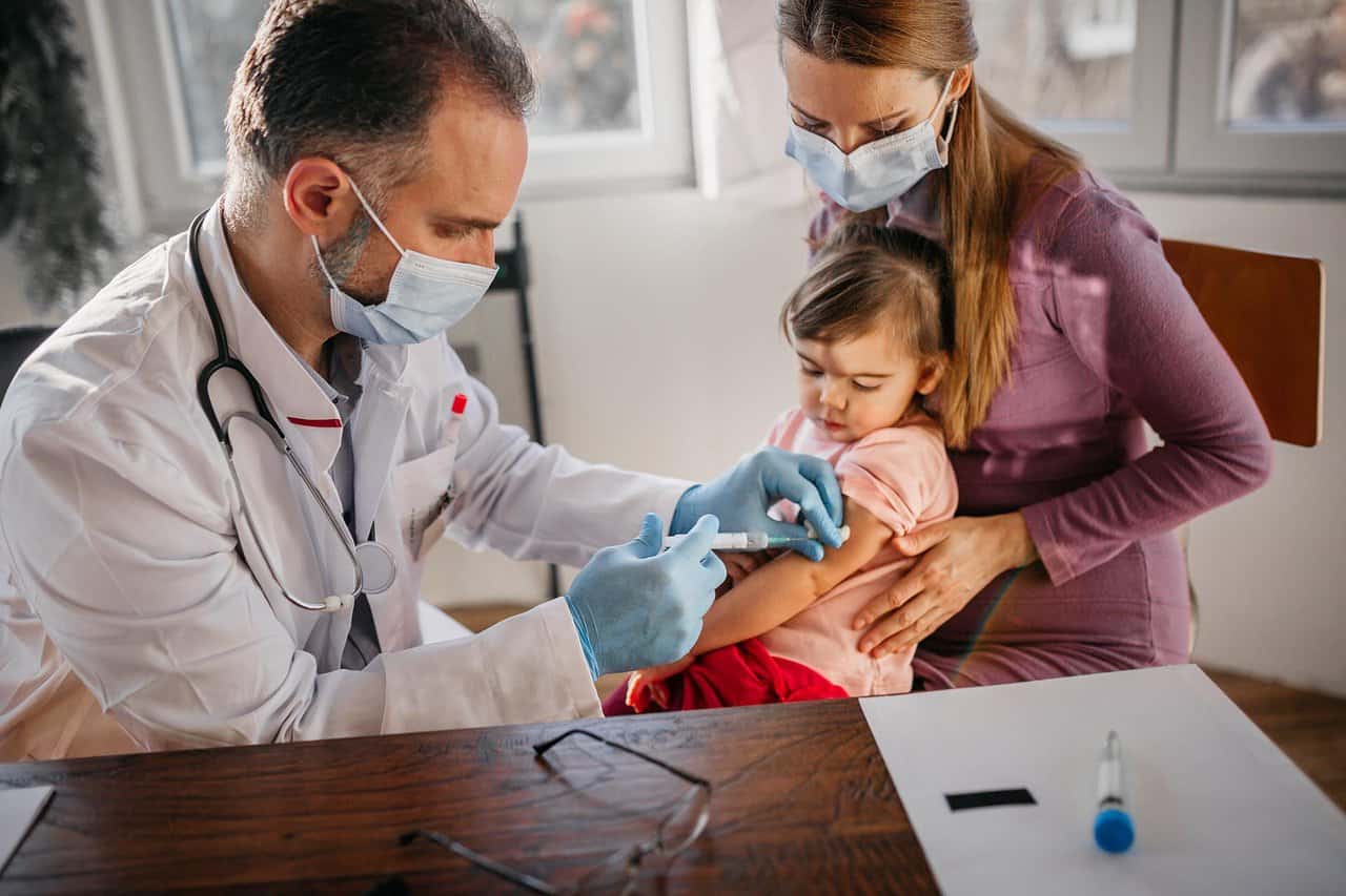 Deberan los padres retrasar la segunda vacuna COVID de los niños. Esto es lo que dice la investigación
